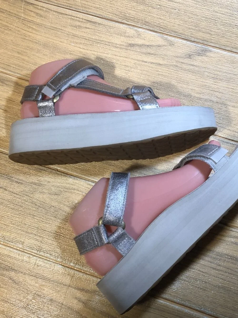 Teva women two-strap metallic platform leather sandals, size 9